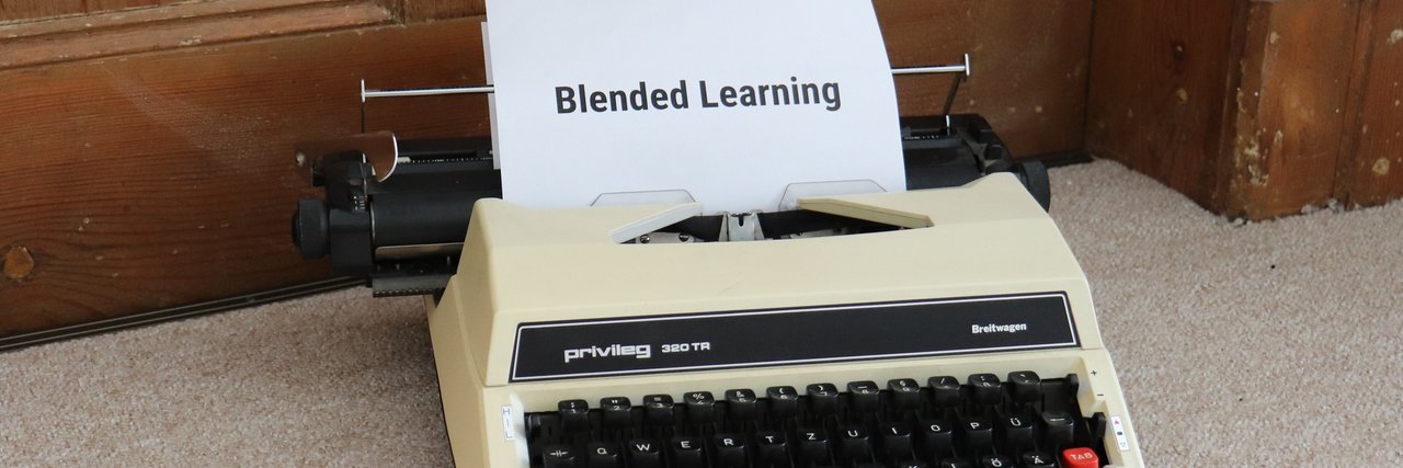 alte Schreibmaschine Blatt Papier Blended Learning