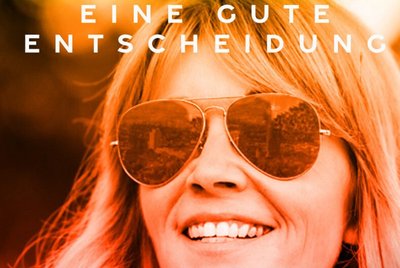 lachende Frau mit Sonnenbrille 