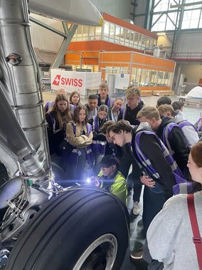 Studierende erkunden Flugzeugtechnik aus der Nähe. Foto: AG Innok