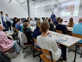 In Vorträgen können sich Interessierte zu Studiengängen informieren.