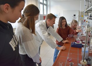 Schülerinnen in einem Labor an der EAH Jena