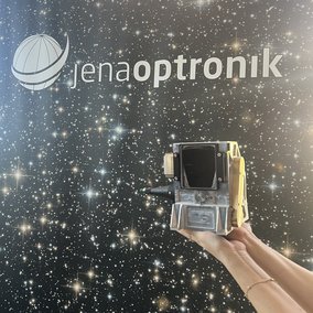 Rendezvous und Docking Sensor von Jena Optronik vor einem Sternenhintergrund.