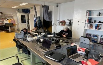 Foto Studierender beider Studiengänge bei der Arbeit im Living-Lab