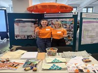 Zwei Tutorinnen am Stand des Fachbereich Betriebswirtschaft