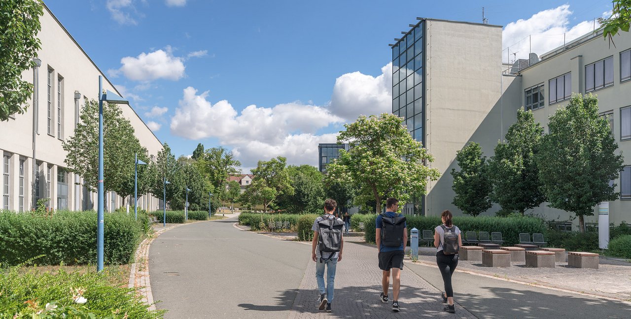 Campus der Ernst-Abbe-Hochschule Jena mit vielen grünen Bäumen