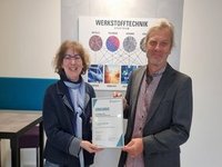 Prof. Dr. Kristin Mitte übergibt die Urkunde zum Forschungspreis 2025 an Prof. Dr. Jörg Töpfer.