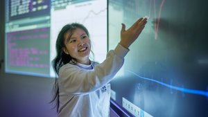 Studierende präsentiert Datenanalyse an interaktivem Bildschirm – Lernsituation im Studienschwerpunkt Wirtschaft an der Ernst-Abbe-Hochschule Jena