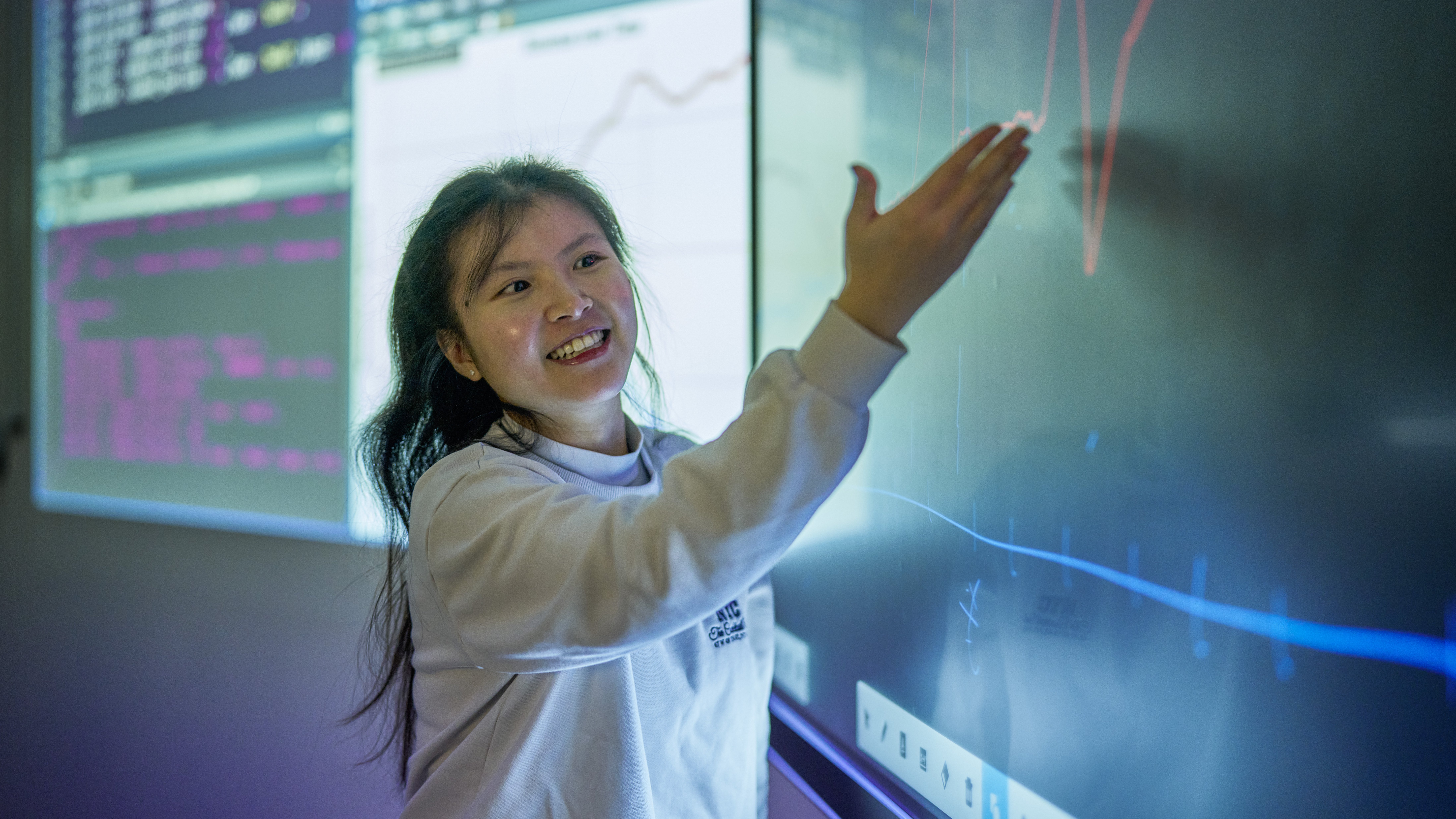 Studierende präsentiert Datenanalyse an interaktivem Bildschirm – Lernsituation im Studienschwerpunkt Wirtschaft an der Ernst-Abbe-Hochschule Jena