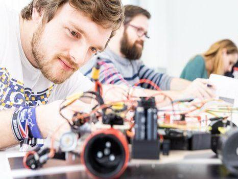 Studierender experimentiert im Labor