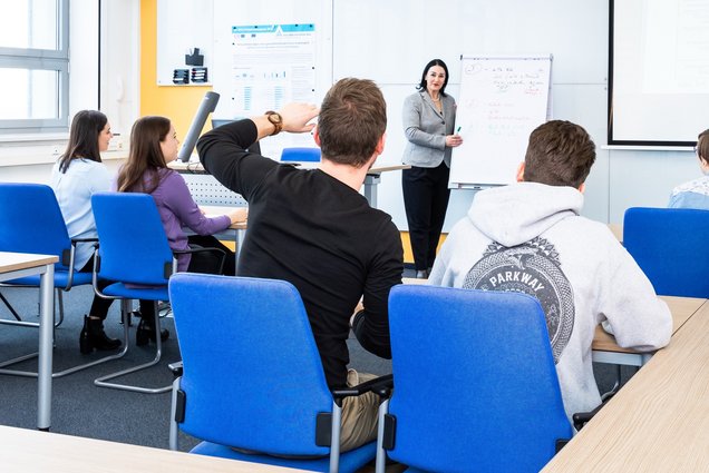 Foto Studierende im Metaplan-Labor
