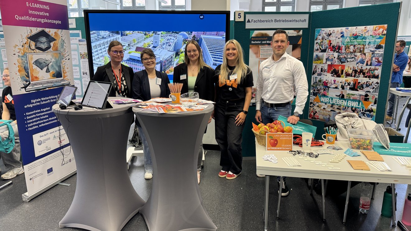 Mitarbeiter und Studierende am Info-Stand des Fachbereichs Betriebswirtschaft der EAH Jena