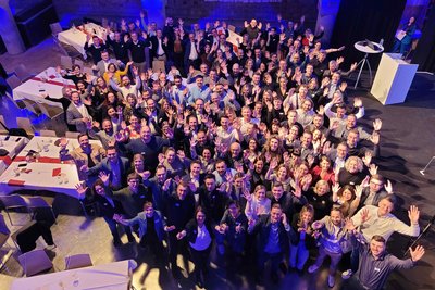 Gruppenfoto der Teilnehmer der Absoventenfeier des Fachbereiches Betriebswirtschaft der Ernst-Abbe-Hochschule Jena