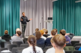 Prof. Dr. Hubert Ostermaier beim Vortrag