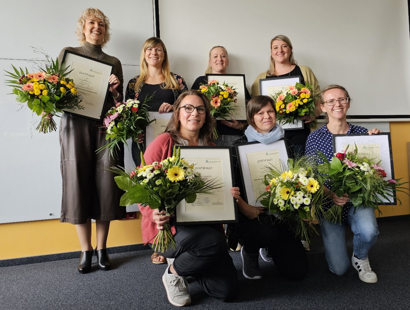 Foto der ersten Gruppe der 7 von 14 Absolventinnen des 5. Zertifikatskurs "Betriebliche Gesundheitsmanagerin (FH)" bzw. "Betrieblicher Gesundheitsmanager (FH)" an der Ernst-Abbe-Hochschule Jena