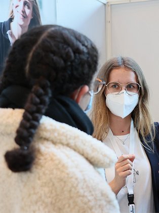 Paula Knögel (MT/BT) mit einer Schülerinnengruppe am Stand der EAH Jena