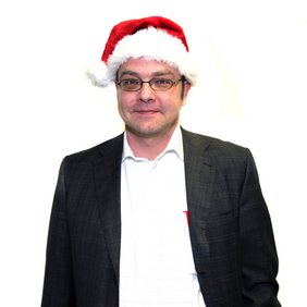 Foto von Dekan Prof. Dr. Alexander Magerhans mit Weihnachtsmütze