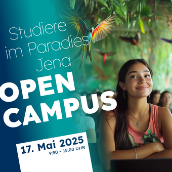 Werbemotiv für Open Campus 2025: Seminarraum mit tropischen Pflanzen und Papageien Eine junge Frau sitzt in einem Seminarraum im Dschungel. Um sie herum sind tropische Pflanzen und Papageien.