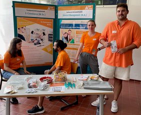 Studierende am Stand des Masterinfotages des Fachbereich Betriebswirtschaft der EAH Jena 