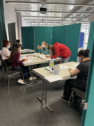 Studentinnen bei einem Workshop in der Aula der EAH Jena