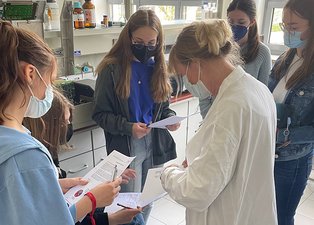 Schülerinnen in einem Labor an der EAH Jena