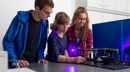 Personen bei einem Experiment im Optik-Labor