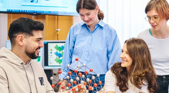 International student group discusses crystal structure models in the laboratory – interdisciplinary, English-language and practice-oriented education in the Master's programme in Applied Materials Science