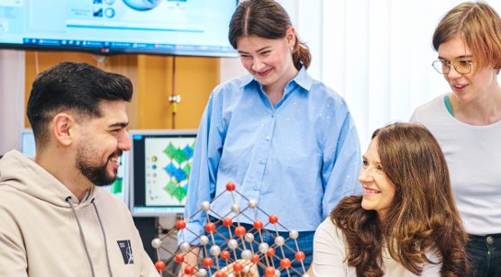 Internationale Studierendengruppe diskutiert Kristallstruktur-Modelle im Labor - interdisziplinäre, englischsprachige und praxisorientierte Ausbildung im Masterstudiengang Applied Materials Science