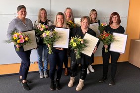 Foto der zweiten Gruppe der 7 von 14 Absolventinnen des 5. Zertifikatskurs "Betriebliche Gesundheitsmanagerin (FH)" bzw. "Betrieblicher Gesundheitsmanager (FH)" an der Ernst-Abbe-Hochschule Jena