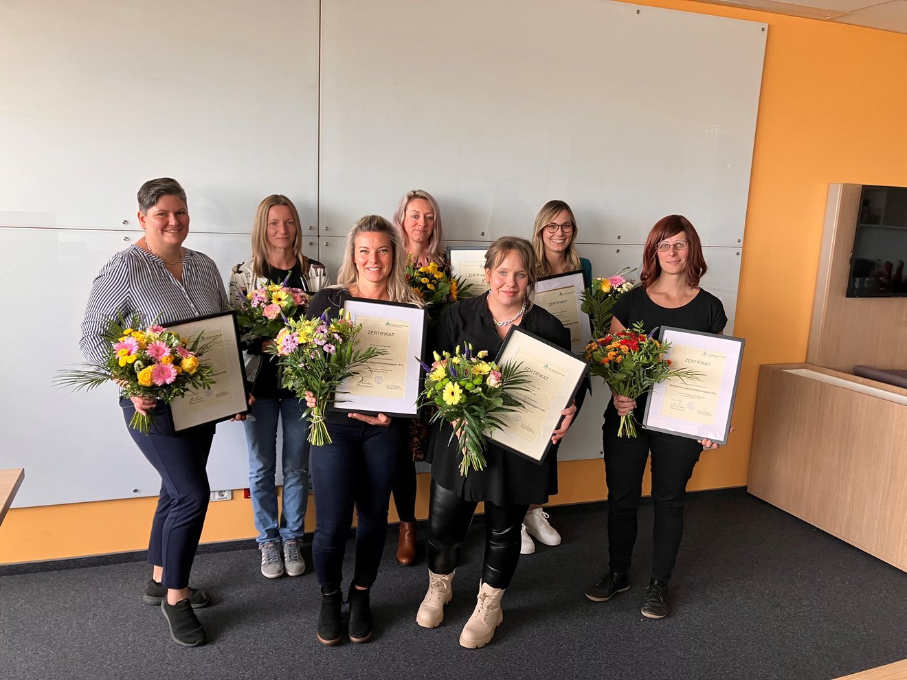 Foto der zweiten Gruppe der 7 von 14 Absolventinnen des 5. Zertifikatskurs "Betriebliche Gesundheitsmanagerin (FH)" bzw. "Betrieblicher Gesundheitsmanager (FH)" an der Ernst-Abbe-Hochschule Jena