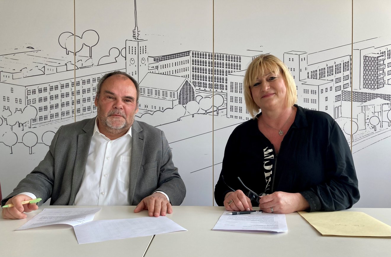 Kooperationsvereinbarung zwischen EAH Jena (l.) Rektor Prof. Dr. Steffen Teichert und Frau Frommann vom Jenaer Bündnis für Familie