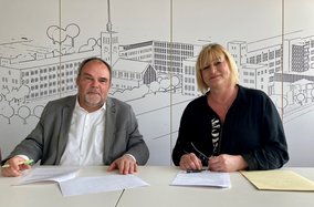Kooperationsvereinbarung zwischen EAH Jena (l.) Rektor Prof. Dr. Steffen Teichert und Frau Frommann vom Jenaer Bündnis für Familie
