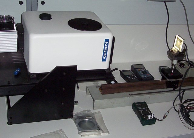 Sonnensimulator mit Xenonlampe und optischen Filtren und einer kalibrierten Referenzsolarzelle von FHI ISE