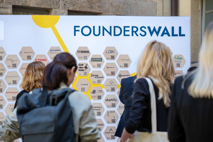 Bild unserer "Founders Wall" die Ausgründungen aller acht Standorte enthalt