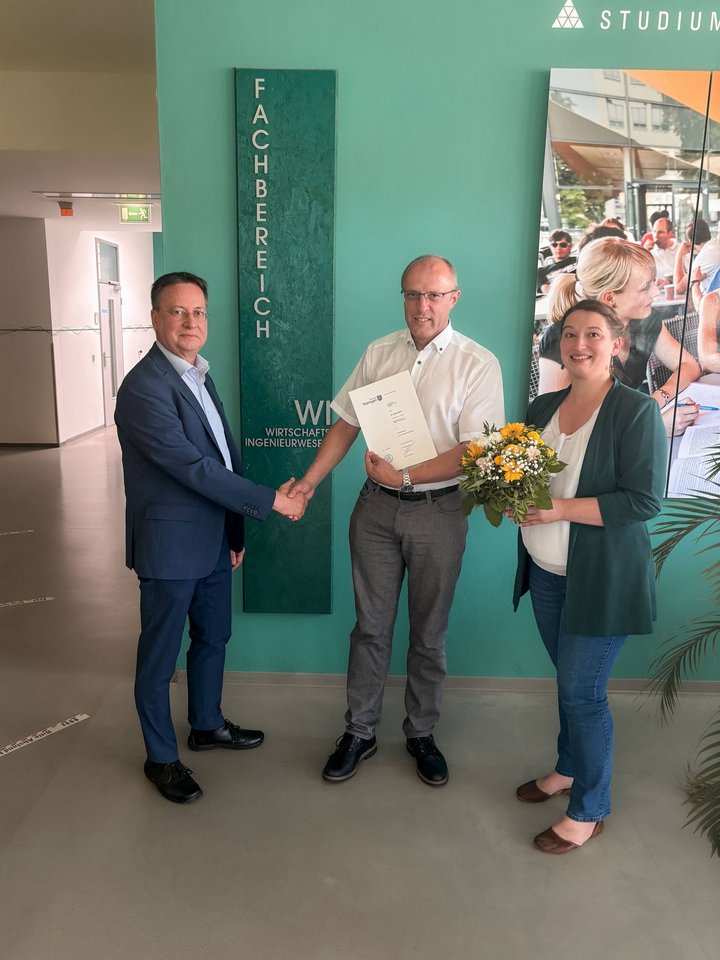 Beurkundung von Prof. Dr.-Ing. Detlev Markus zum Honorarprofessor für „Metrologie und Sicherheit“ (Bild v. links nach rechts: Dekan Prof. Dr. Engelmann, Prof. Dr. Markus, Prodekanin Prof. Dr. Herbst), Bildquelle: FB WI
