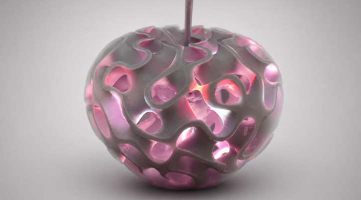 Additiv gefertigter Apfel mit einer komplexen Gyroidstruktur zur Veranschaulichung des 5D-Drucks (Foto: J. Bliedtner)