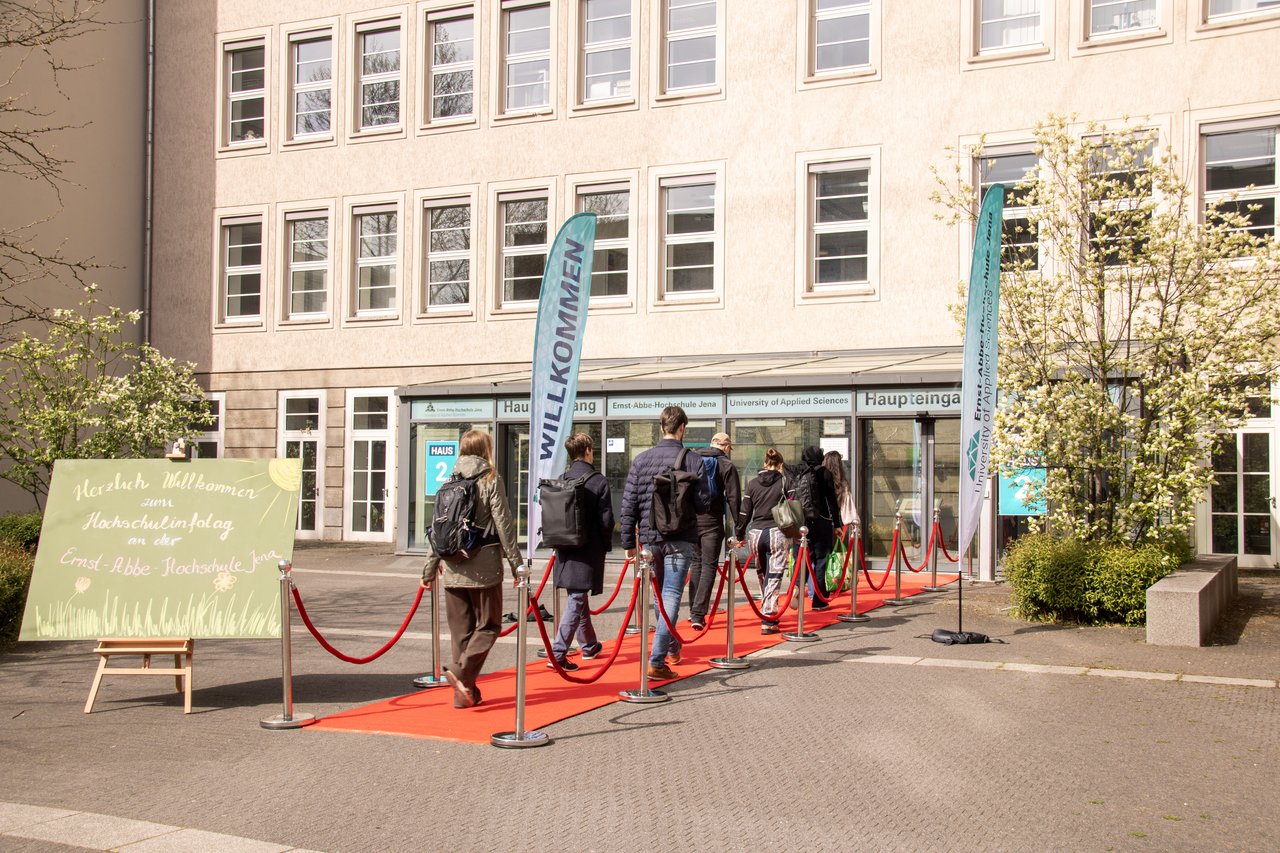 Eingangsbereich Open Campus mit rotem Teppich