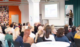 Prof. Dr. Heike Kraußlach während ihres Vortrags ‚Herausforderungen für die Gesunde Arbeit der Zukunft‘