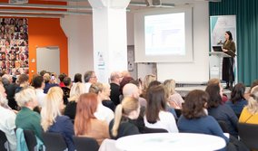 Prof. Dr. Heike Kraußlach während ihres Vortrags ‚Herausforderungen für die Gesunde Arbeit der Zukunft‘