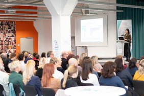 Prof. Dr. Heike Kraußlach während ihres Vortrags ‚Herausforderungen für die Gesunde Arbeit der Zukunft‘