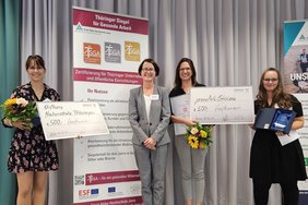 Foto eines Förderers und zwei Preisträger