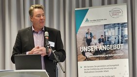 Foto der reden von Prof. Dr. Michael Behr vom Thüringer Ministerium für Arbeit, Soziales, Gesundheit, Frauen und Familie