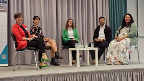 Foto der Teilnehmenden der Podiumsdiskussion