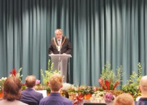 Prof. Teichert, Rektor der EAH Jena, hält eine Rede in der Aula der Hochschule.