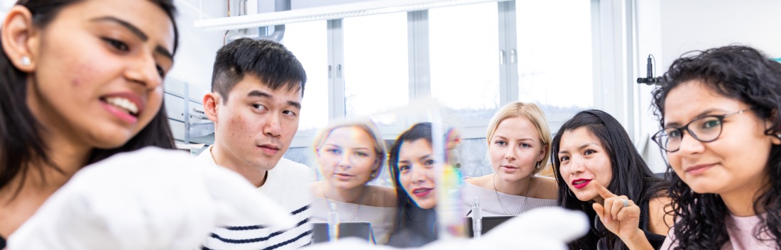 Group of international students in the optics lab