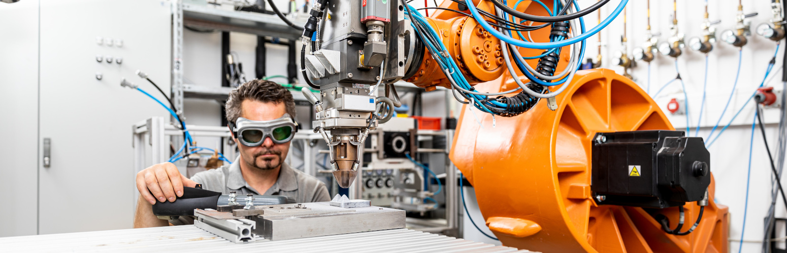 Laserauftragschweißen mit einem automatisierten Roboterarm