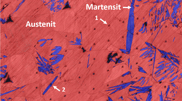 Mikroskopische Aufnahme einer Oberfläche mit Einschlüssen aus Austenit und Martensit
