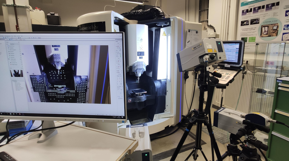 Aufbau zur hochauflösenden, laserbasierten Schwingungsmessung an einer CNC-Schleifmaschine