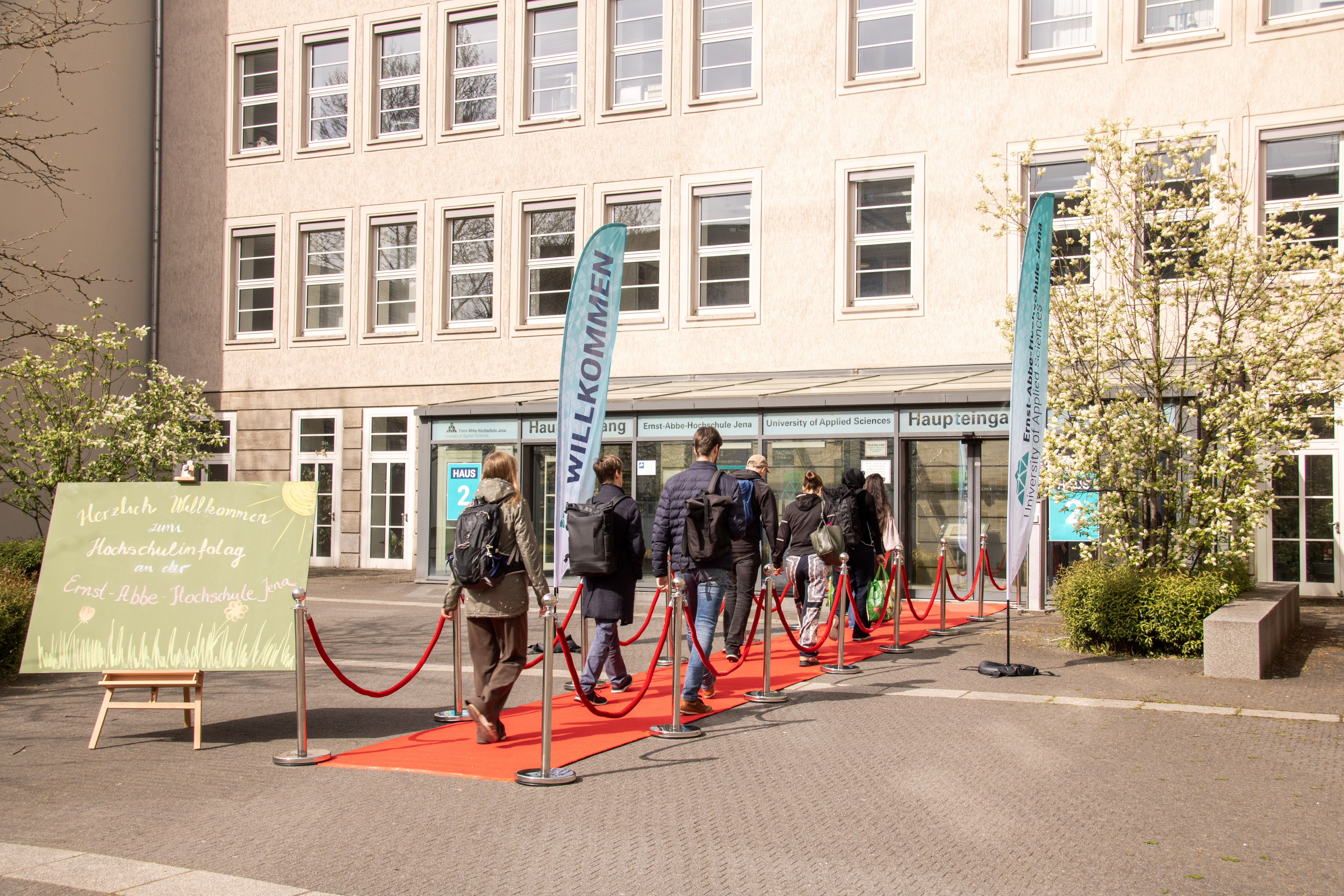 Eingangsbereich Open Campus mit rotem Teppich