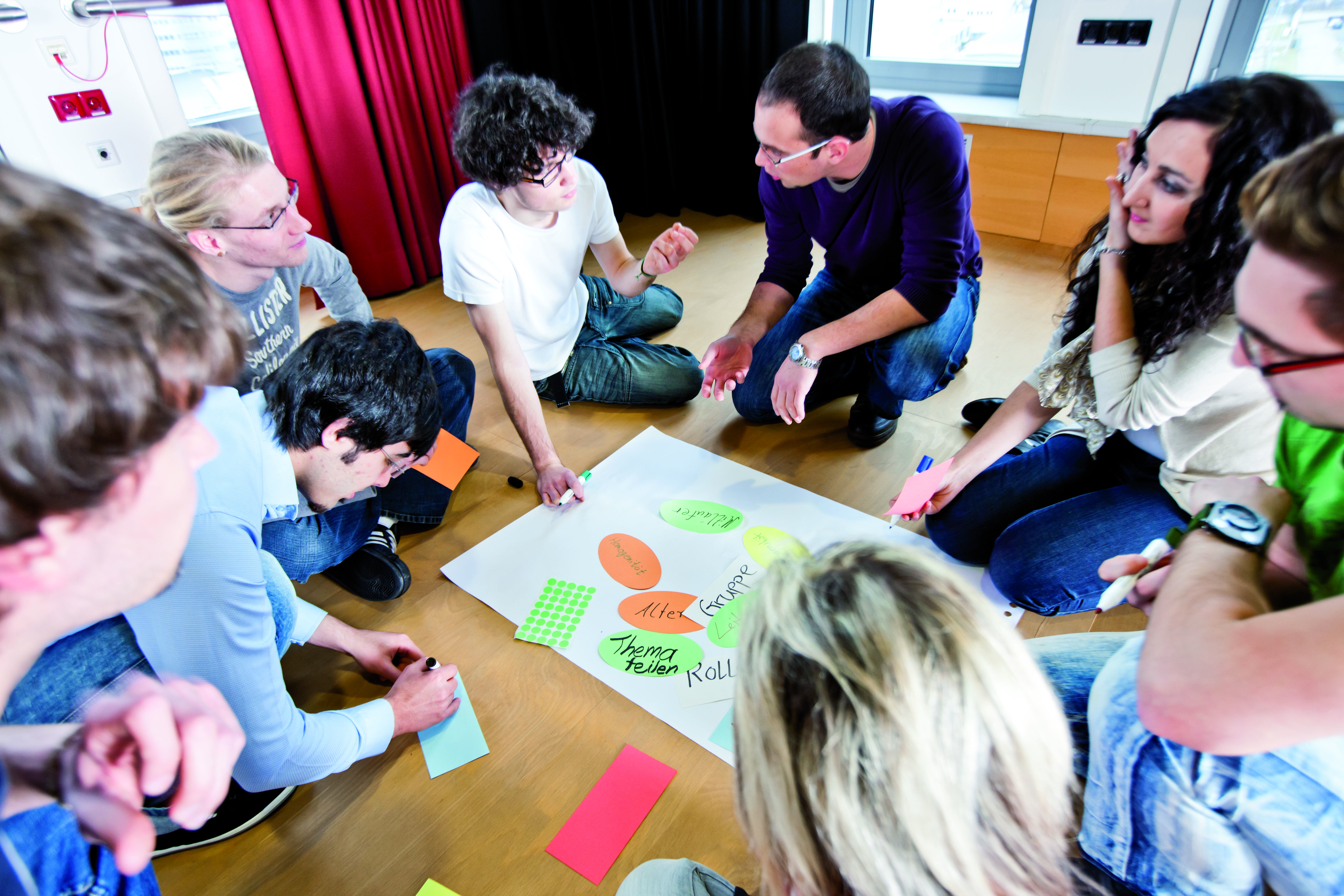 Studierende arbeiten gemeinsam an einem Gruppenprojekt – Lehrsituation im Studienschwerpunkt Soziales an der Ernst-Abbe-Hochschule Jena