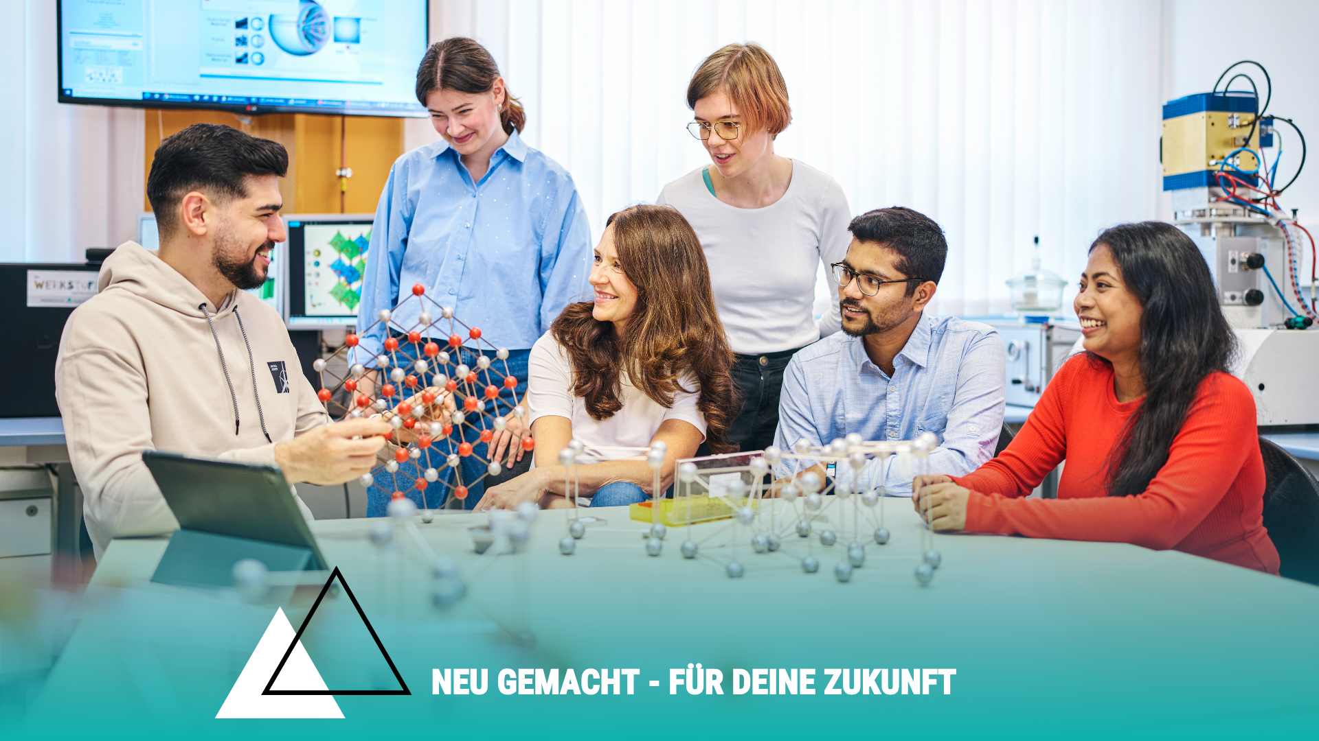 Applied Materials Science – internationale Studierende im Labor Internationale Studierendengruppe diskutiert Kristallstruktur-Modelle im Labor – interdisziplinäre, englischsprachige und praxisorientierte Ausbildung im Masterstudiengang Applied Materials Science